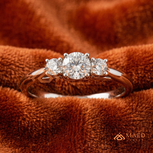 Bague de promesse à trois pierres en or blanc rhodié – Bande triple diamant intemporelle, solitaire classique en moissanite taille ronde - Product Image 1