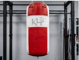 Sac de boxe d'entraînement en cuir PU rouge K4 avec remplissage de sable pour usage en salle de sport pour adultes - Product Image 5