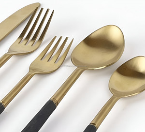 Ensemble de 5 couverts de luxe en métal avec manche en or noir deux tons, couteau à dîner, fourchette et cuillère - Product Image 5