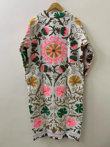 ชุดกิโมโนผ้าฝ้ายปักลายซูซานีทำมือ ลายดอกไม้สีขาวสไตล์โบฮีเมียน พร้อมงานปักลายศิลป์สีสันสดใส ชุดคาฟตันยาวหรูหรา - Product Image 2