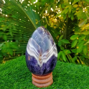Œuf de cristal d'améthyste naturelle Chakralume Chevron, poli à la main, pierre précieuse violette pour la méditation, le Reiki, l'énergie des chakras et la décoration - Product Image 2