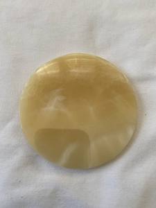 Sous-verre en albâtre égyptien fait main avec base en velours, rond hexagonal de 3,5 pouces - Product Image 4