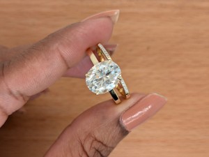 Anillo de Compromiso con Halo Oculto de Moissanita de Corte Ovalado de 2.90 Ct, Oro Blanco/Amarillo de 14K, Lujoso Anillo de Boda y Aniversario para Mujer - Product Image 2