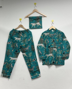Ensemble de pyjama en coton élégant et luxueux Wild Safari |   Chemise et pantalon de détente pour femme à imprimé animal tropical avec pochette de voyage assortie - Product Image 4