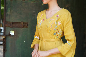 Vestido de Lino Hecho a Mano con Bordado Floral, Elegante Escote en V y Mangas Tres Cuartos con Volantes, Vestido Largo Transpirable de Primera Calidad - Product Image 4