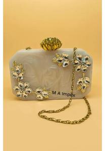 Pochette rigide en plastique blanc avec fermoir lotus doré et perles, étanche jusqu'à 1L, pour femme, idéale pour mariage - Product Image 5