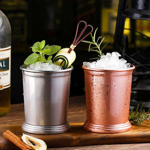 Coupe à cocktail Mint Julep antique dorée en acier inoxydable brossé, verre à bourbon vintage en métal sur pied, article de bar - Product Image 5