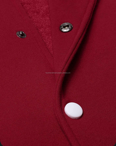 Chaqueta Varsity de Invierno 2026 para Hombre, Venta al por Mayor, Mangas de Forro Polar 100% Algodón, Bordado Personalizado, Logotipo Frontal Rojo - Product Image 5