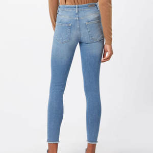 Jeans de Mezclilla para Mujer, Lavado Claro, Logotipo Personalizado, Ropa Urbana, Fabricación OEM de Alta Calidad - Product Image 2