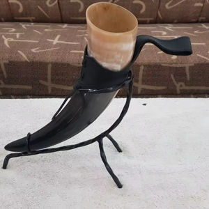 เขาสัตว์วัวทำมือสำหรับดื่มเครื่องดื่มสไตล์ไวกิ้ง งานฝีมือธรรมชาติสำหรับงานปาร์ตี้และเทศกาลไวกิ้ง พร้อมที่จับหนัง - Product Image 1