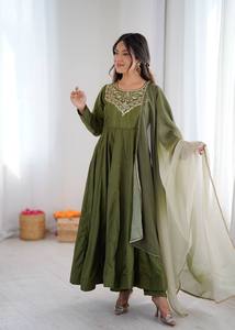 ชุดเดรส Anarkali ผ้าไหมฝรั่งเศสสีเขียวเมห์นดี ทรงพลิ้วพร้อมผ้าคลุมไหล่ - Product Image 2