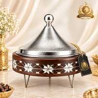 Tajine conique de luxe moderne en acier inoxydable avec base en bois sculptée, design thermique isolé, diamètre 33 cm, pour plats chauds