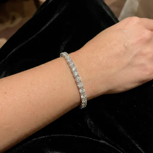 Pulsera de tenis de lujo con moissanita de corte redondo en plata de ley 925 para mujer, con diseño de una sola fila, ideal para ocasiones de noche. - Product Image 1