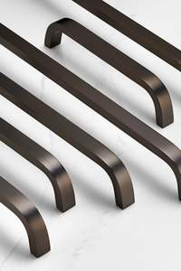 Poignée de luxe artisanale en laiton pour porte en bois, poignée à levier en laiton massif au design moderne et contemporain - Product Image 5