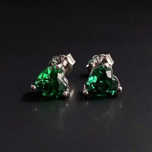Pendientes de Corazón de Esmeralda en Plata de Ley, Regalo para Mujer en Cumpleaños, Navidad, Boda, San Valentín, o como Regalo del Mes de Mayo - Product Image 6