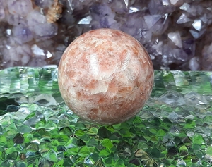 Colección de Esferas de Cristal de Piedra del Sol Pulida, Decoración Artesanal con Temática de Amor y Mascota Navideña de Crystalsbydua de Gujarat - Product Image 3