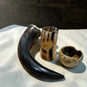 Corne à boire viking de qualité supérieure avec bordure en laiton et support en bois, tasse à bière médiévale artisanale à prix avantageux - Product Image 5