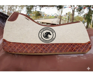 Tapis de selle pour cheval en feutre de laine, fait main, sculpté et découpé, 32" x 31" x 1" d'épaisseur, style équestre occidental - Product Image 1