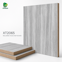 XT2065 Placage bois MDF moderne aspect bois vieilli argenté, écologique, sans formaldéhyde E0, imperméable et ignifuge pour usage hôtelier