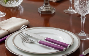 Ensemble de couverts modernes avec manches violettes prune, compatibles lave-vaisselle, en métal, pour les fêtes et la maison - Product Image 5