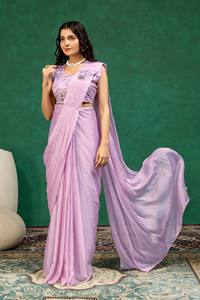 Ensemble de Blouse Courte Brodée de Paillettes en Soie RANGOLI Lavande avec Saree Plissé pour Femme, Tenue de Soirée du Gujarat - Product Image 5