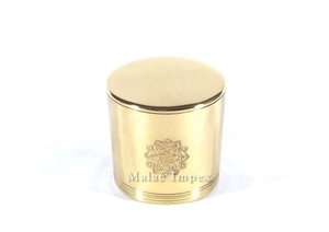 Design à la mode gravure à la main en laiton bougie conteneur pot couleur dorée 330 gm stockage de cire de soja Unique pot de bougie vide - Product Image 2