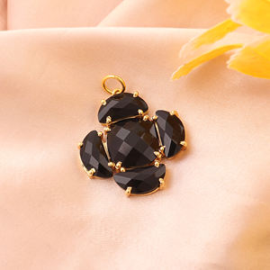 Nuevo componente de joyería: colgante con diseño de racimo de flores de ónix negro, corte cojín, chapado en oro de 18k, engastado con puntas. - Product Image 2