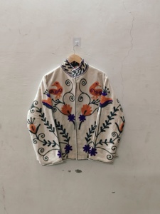 เสื้อแจ็คเก็ตบอมเบอร์กำมะหยี่ถักมือแบบรักษ์โลก ระบายอากาศได้ดี สำหรับผู้หญิง |   ลวดลายดอกไม้พื้นบ้านของช่างฝีมือชาวอินเดีย ลายรูปนก |   ฤดูใบไม้ร่วง - Product Image 5