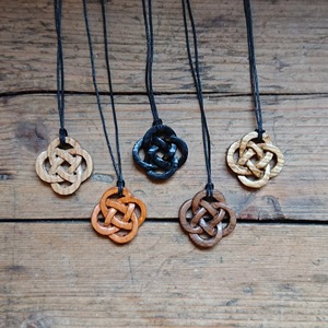 Collier avec pendentif en nœud celtique en bois, finition naturelle, bijoux faits à la main pour hommes et femmes - Product Image 1