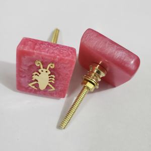 Perillas de gabinete de resina fucsia hechas a mano con acentos de tortuga metálica, manijas y perillas modernas para decoración del hogar - Product Image 2