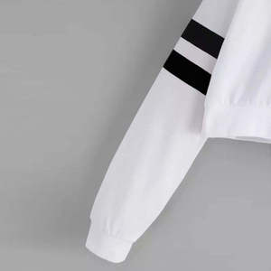 Vente en gros de sweat-shirts courts à capuche unis noirs sexy pour femmes, avec logo personnalisé, style pull-over et crop top - Product Image 4