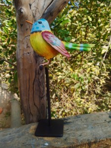 Oiseau en fer peint sur support - Product Image 1