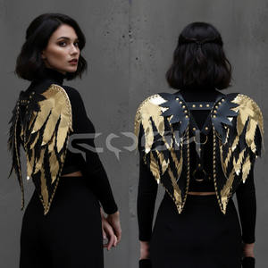 Disfraces de Halloween: Arnés de alas de plumas metálicas doradas y negras, arnés de cuerpo de piel sintética multicapa con tachuelas doradas - Product Image 6