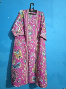 Bata de algodón clásica para mujer con estampado floral rosa, manga larga, hasta la rodilla, suave y cómoda, estampada a mano, de artesanos de Jaipur. - Product Image 6