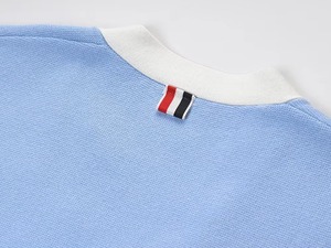 Vente en gros de cardigan en tricot pour femmes de style preppy bleu clair, personnalisé, boutonné avec deux poches, broderie sur le devant - Product Image 5