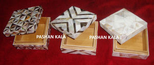 Magnifiques boîtes à bijoux en bois de nacre de forme carrée de couleur rose naturelle faites à la main pour les cadeaux de mariage - Product Image 3