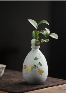 Jarrón de Cerámica Contemporáneo con Motivo de Hojas, Forma Curva Alta, Acabado Liso y Acentos Inspirados en la Naturaleza para Espacios de Vida Elegantes - Product Image 5