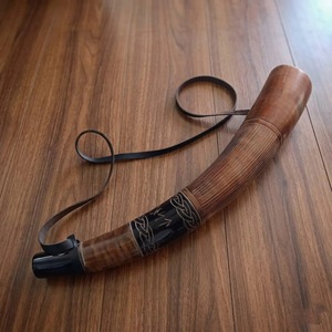 Cuerno Nórdico Pulido Ecológico de ILAHI, Cuerno Natural de Búfalo con Correas de Cuero - Estilo Religioso Feng Shui, Nuevo para Navidad - Product Image 2