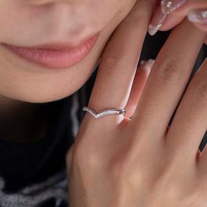 แหวนเพชรทรงกลมเพาะเลี้ยงในห้องปฏิบัติการ ลดราคาพิเศษ ทองคำขาว 14K ดีไซน์หรูหรา รูปตัววี ประดับมิลเกรน วงแหวนซ้อนโค้งประดับเพชรแบบพาเว่ สำหรับงานแต่งงาน - Product Image 1