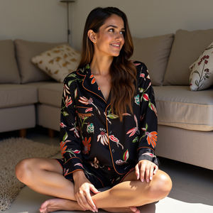 Ensemble de pyjama pour femme Glamourous Drape Ethereal Comfort Silky Viscose avec chemise à manches longues et short à poches imprimés audacieux - Product Image 3