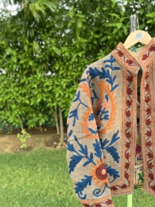 เสื้อแจ็คเก็ตบอมเบอร์ผ้าฝ้ายปักลายดอกไม้สีเบจสำหรับผู้หญิง แบรนด์ Handloom Haven งานแฮนด์เมด สไตล์โบฮีเมียน ลายชนเผ่า เหมาะสำหรับฤดูหนาวและฤดูร้อน - Product Image 2