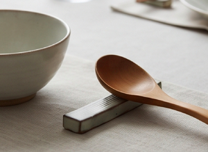 Reposacucharas clásico de cerámica, rectangular y largo, con borde marrón, para uso en cocina y comedor. - Product Image 4