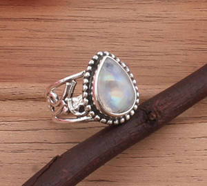 Bague empilable délicate en argent sterling 925 avec pierre précieuse de feu bleu en pierre de lune arc-en-ciel naturelle faite à la main en gros pour les fêtes - Product Image 2