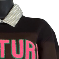  Sorority Inc By Culture By Merit Sweat-shirt en chenille noir pour femme, haut à col rond brodé de lettres grecques, de qualité supérieure