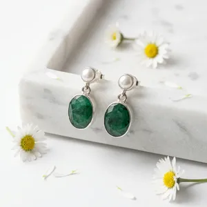 ต่างหูเงินแท้ 925 ประดับมรกตสีเขียวและไข่มุกทรงรี ตัดแบบ Bezel Set งานแฮนด์เมดสำหรับผู้หญิง ขายส่ง - Product Image 3