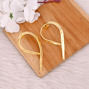 ผู้ผลิตต่างหูแบบติดหูทองเหลืองชุบทองพร้อมโลโก้สั่งทำ เครื่องประดับสั่งทำคุณภาพสูง ต่างหูทองเหลืองแบบเรียบหรู สั่งซื้อจำนวนมาก - Product Image 3