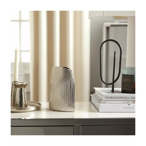 Vase de table contemporain en métal sculpté, finition argentée, design ajouré, hauteur 39 cm, accent décoratif pour la maison - Product Image 3