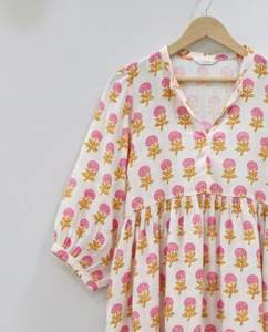 Vestido midi tipo túnica de algodón con estampado floral formal hecho a mano en India |   Vestido de Verano Transpirable con Cintura Natural - Product Image 2