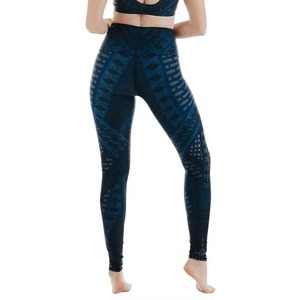 ชุดโยคะพิมพ์ลาย Warrior One คุณภาพสูงสำหรับผู้หญิง OEM ชุดโยคะ 2 ชิ้น ยืดหยุ่น ระบายอากาศ ซับเหงื่อ กางเกงเลกกิ้งเอวสูง - Product Image 4