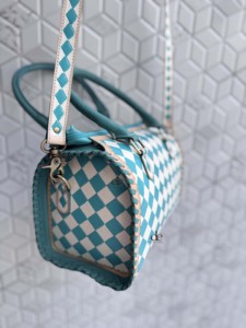 Sac à main Speedy en cuir sculpté à la main par un designer unique, motif damier bohème gypsy, couleur turquoise, sac à bandoulière pour femme - Product Image 2